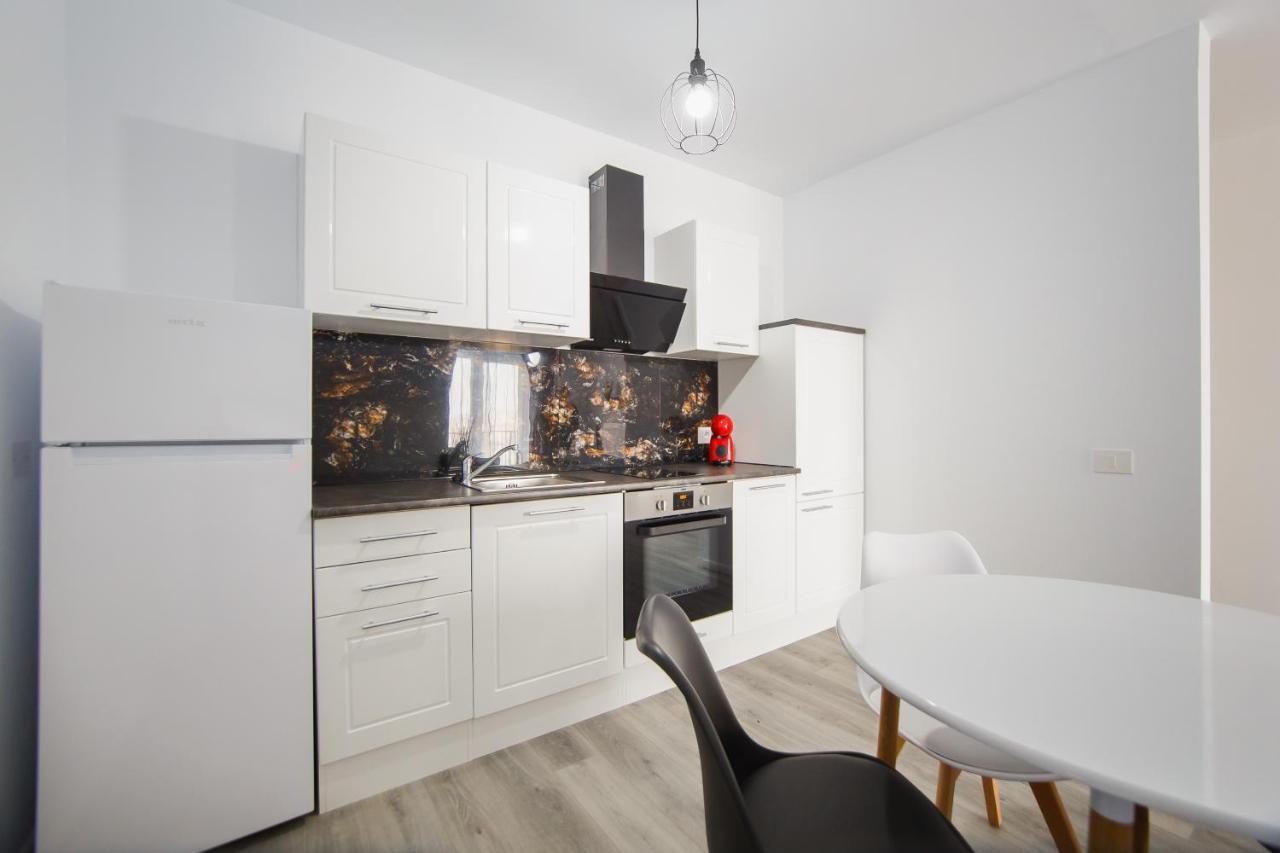 Trio Pink Apartment Oradea Ngoại thất bức ảnh