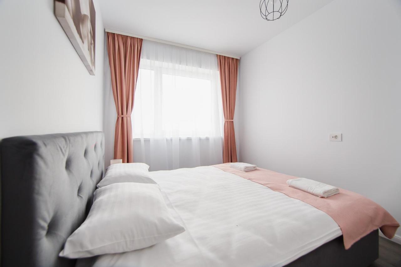 Trio Pink Apartment Oradea Ngoại thất bức ảnh