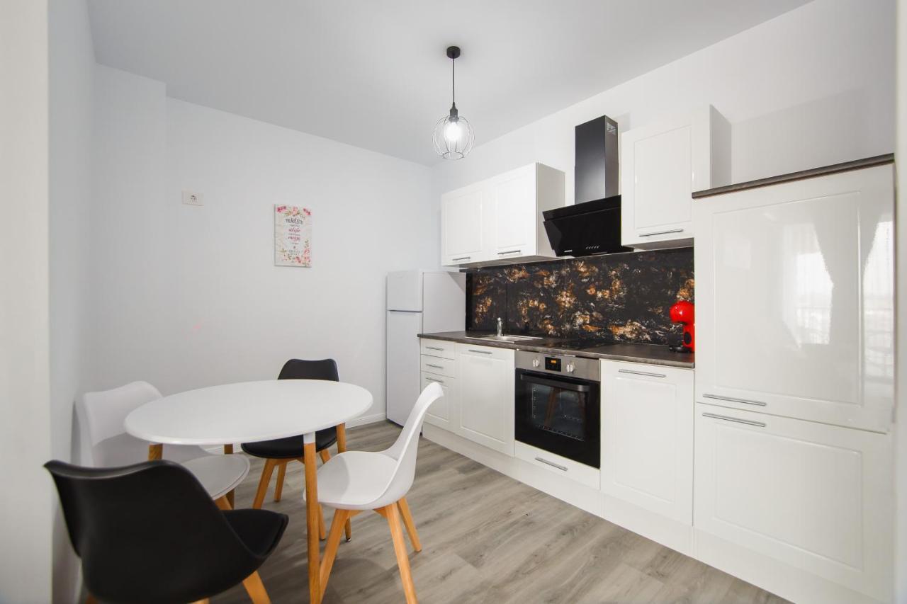 Trio Pink Apartment Oradea Ngoại thất bức ảnh